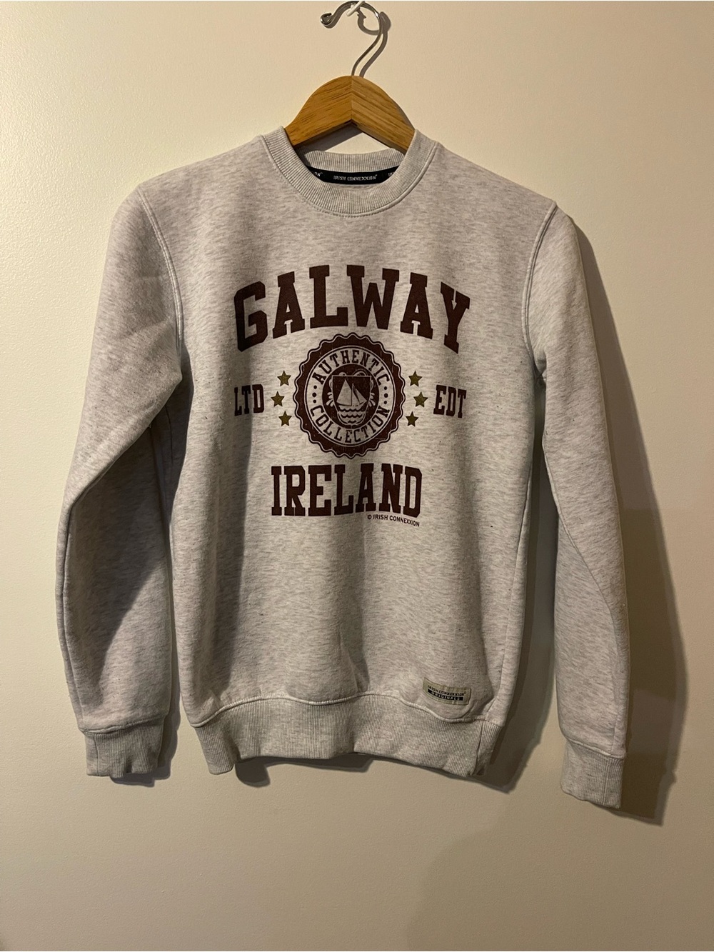 Irish Connexion Galway Ireland Graphic Crewneck Sweatshirt Light Grey XS